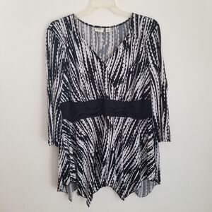 Cato Top Womens 18/20W Black White V-Neck Sharkbite Hem